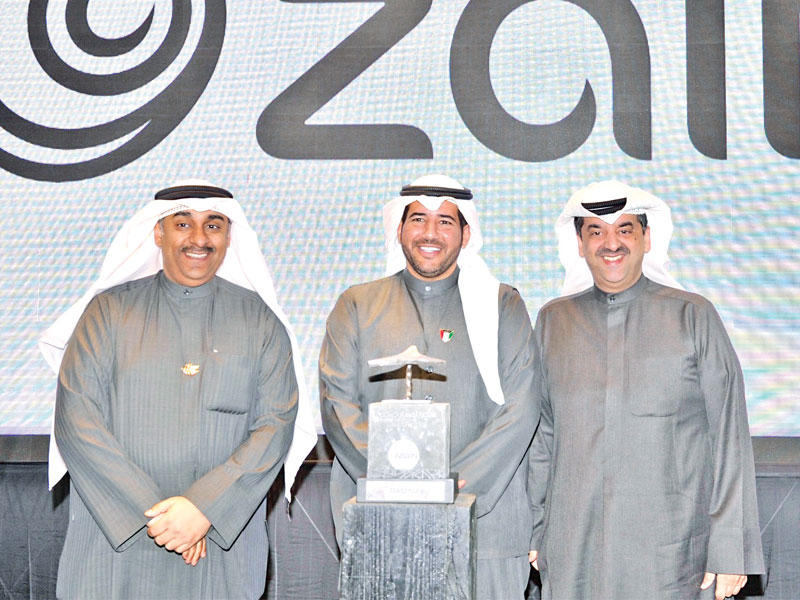 الشيخ عبدالله الصباح وفيصل الأستاذ يكرِّمان وليد الخشتي على رعاية «زين»