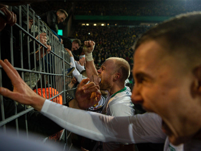 مشجعي فيردر بريمن يعبرون عن فرحتهم بالإنتصار