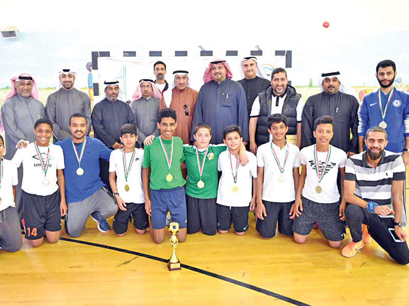 منظمو البطولة والمشرفون عليها مع أحد الفرق المتأهلة