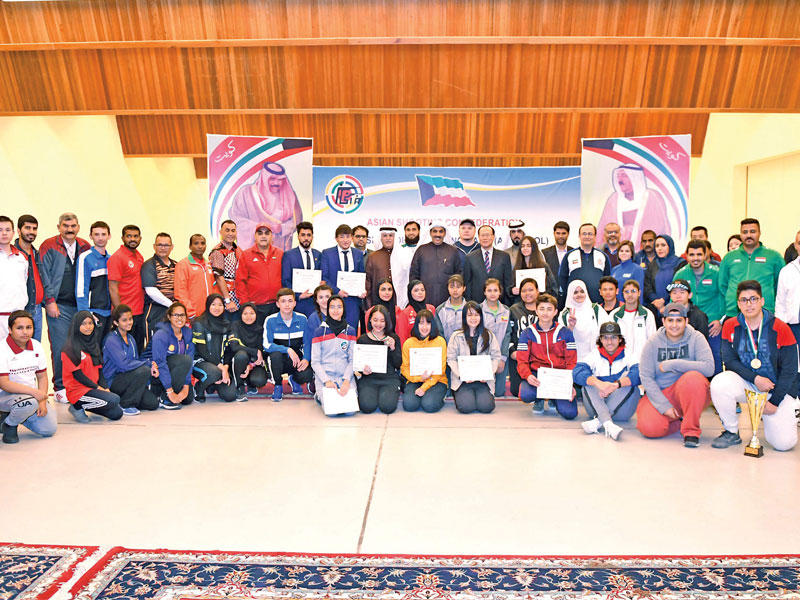 العتيبي وآل خليفة يتوسطان الرماة المشاركين في المعسكر