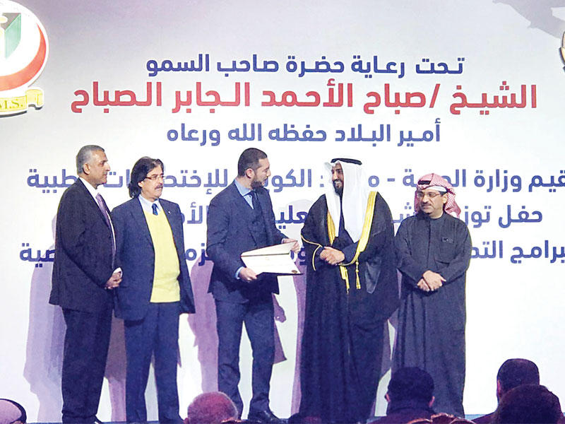 وزير الصحة يكرم أحد خريجي برنامج المخ والأعصاب وبدا يوسف العوضي