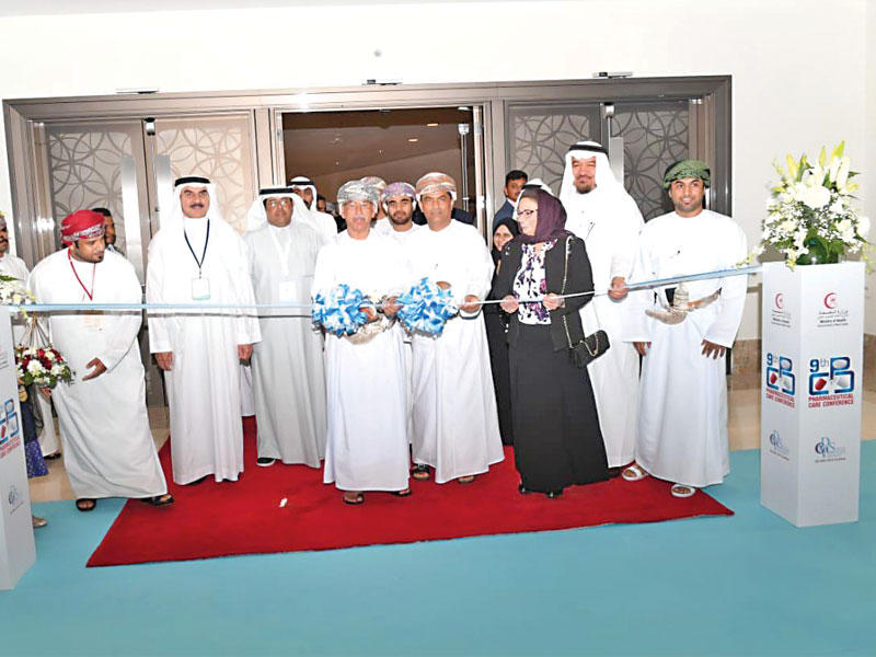 وزير الصحة العماني يفتتح المؤتمر وبدا على يمينه عايد الشمري