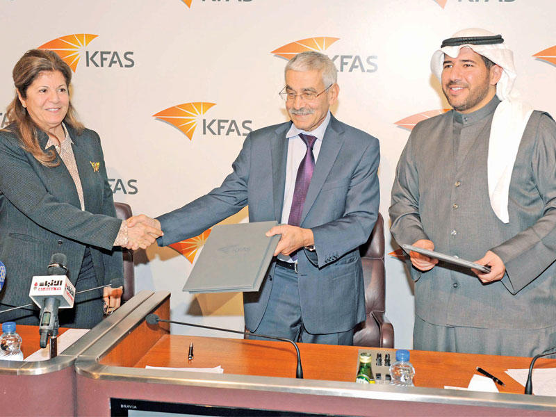 شهاب الدين متوسطاً الأحمد والسيد عمر خلال التوقيع