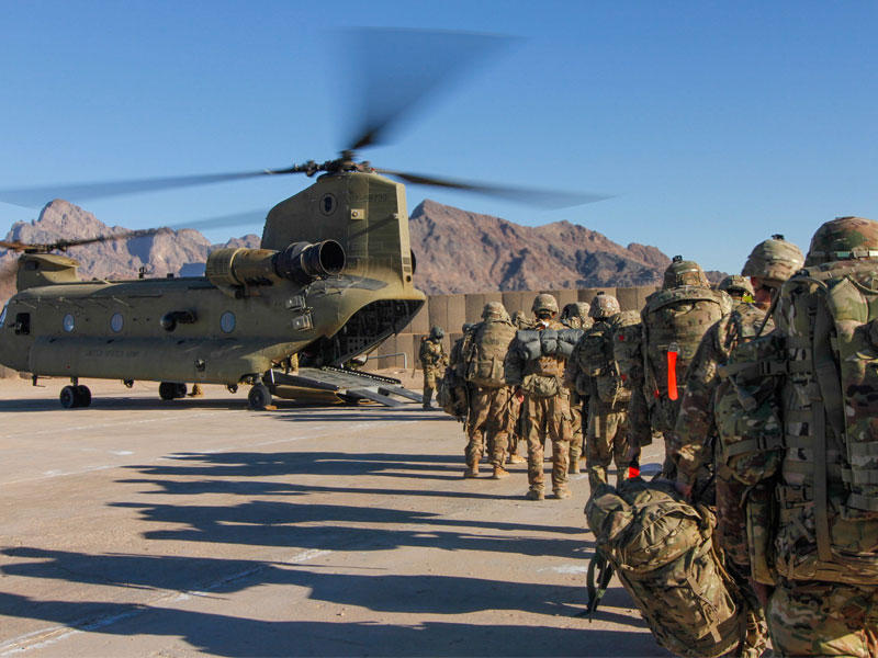 أفراد كتيبة أميركية يستعدون لركوب مروحية متجهة من الولايات المتحدة إلى أفغانستان أمس      (رويترز)