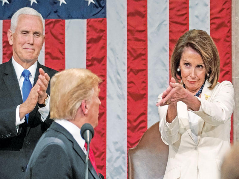 بيلوسي تصفق لترامب في الكونغرس (أ ف ب)
