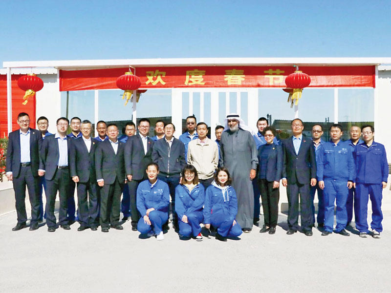 السفير الصيني متوسطاً مهندسي العقد الثاني لمشروع مدينة المطلاع