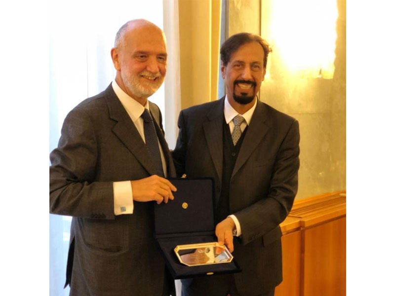 ممثل وزير الخارجية الايطالي مسؤول الشؤون السياسية دييغو زرازيولي يقدم هدية تذكارية الى السفير الشيخ علي الخالد في حفل توديعه في نهاية عمله في روما