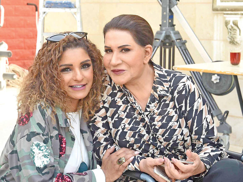 سعاد عبد الله ومرام في كواليس «عبرة شارع»
