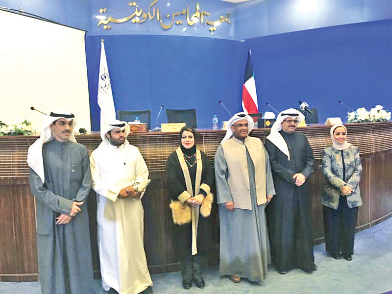 الهندال مع المشاركين في الندوة