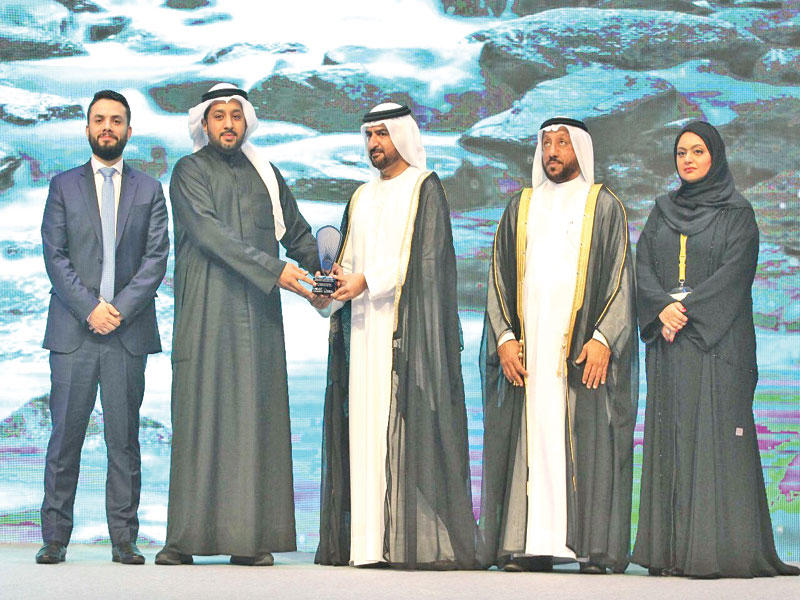 الشيخ عبدالله القاسمي يسلم الجائزة إلى مشاري الحمد ووسيم الحايك