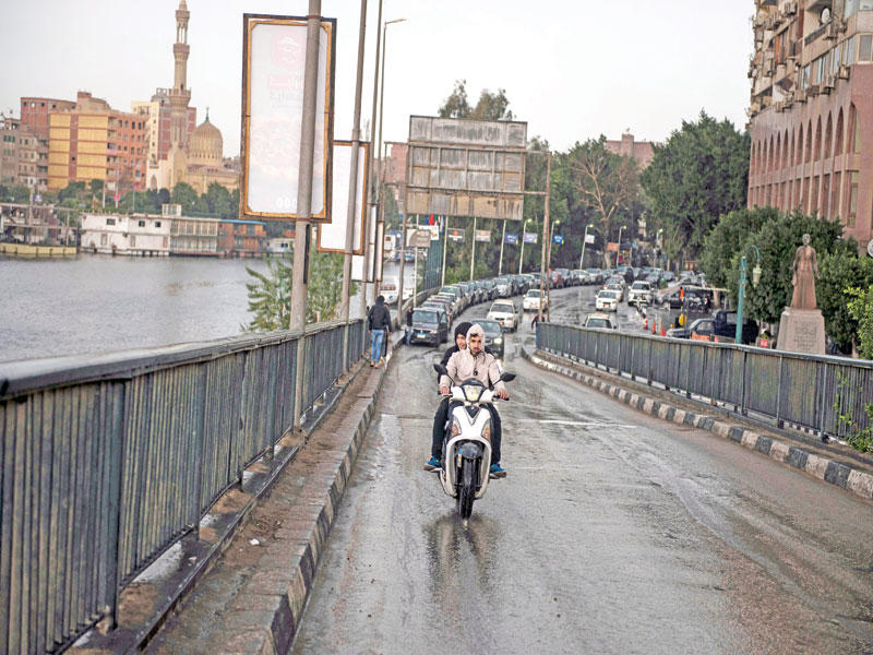 مصري على دراجة بخارية وسط القاهرة أمس الأول t(إي بي أيه)