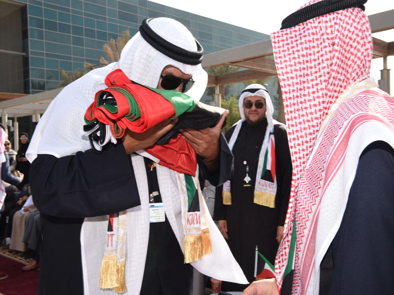 المضف مقبلاً العلم الكويتي