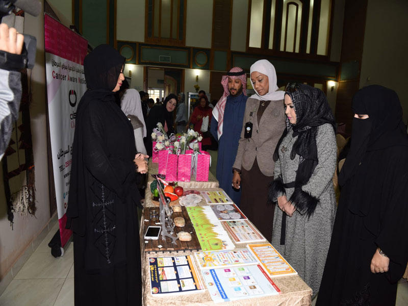 الهاجري والعدواني والطبطبائي خلال جولة على هامش الملتقى