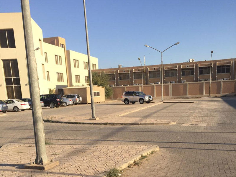 مواقف مركز تدريب الجهراء تبدو شبه خالية من السيارات