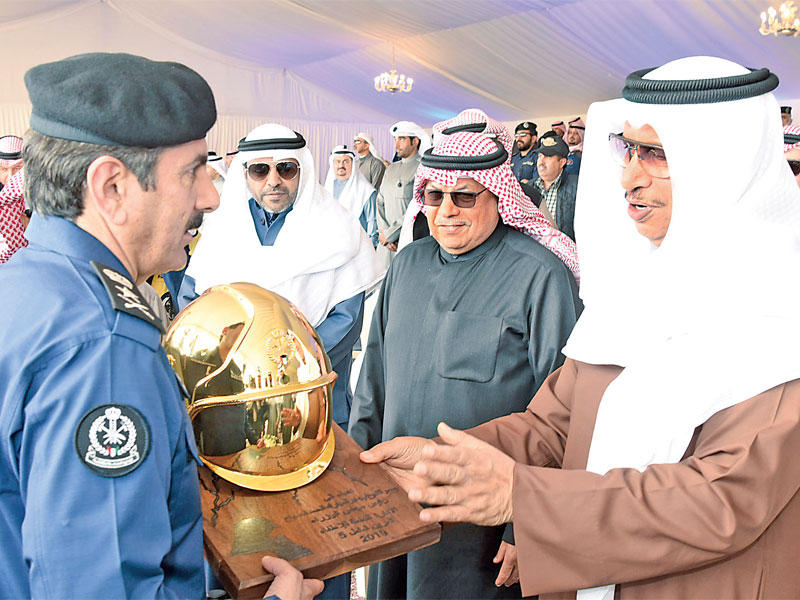 المبارك يتسلم هدية من المدير العام للإطفاء أمس