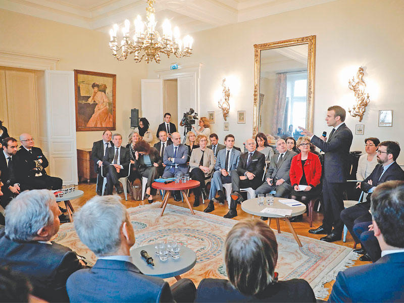 ماكرون يتحدث مع مسؤولين محليين بمنطقة بورغندي أمس في إطار الحوار الوطني الكبير t(أ ف ب)n