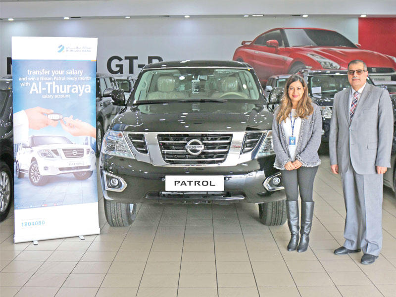 الفائز يتسلم جائزته