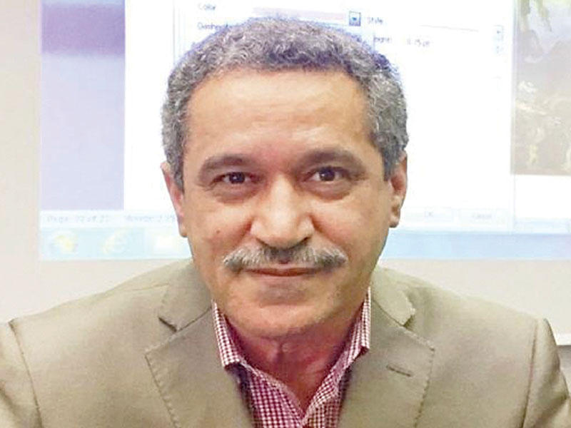 رئيس قسم اللغة الفرنسية في كلية الآداب بجامعة الكويت منصف الخميري