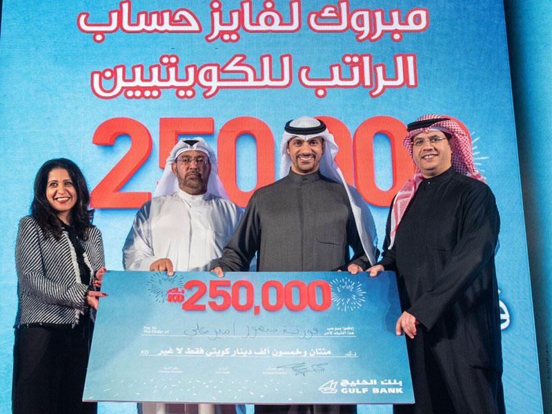 محمد القطان وأحمد الأمير ولنا الدارمي مع ممثل وزارة التجارة