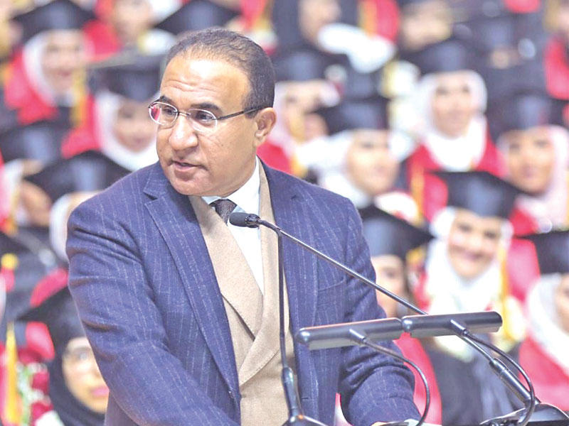 العثمان ونظرة حنين وشوق لوالدته