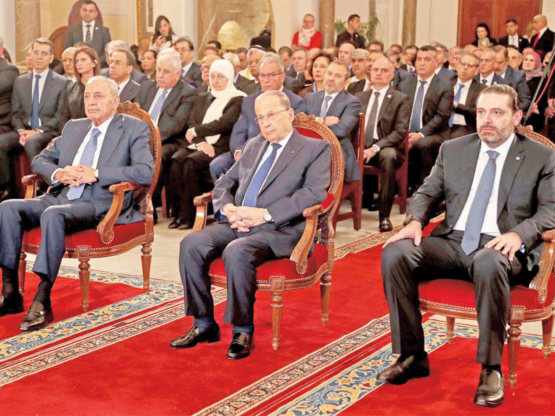 عون متوسطاً بري والحريري في قداس عيد مار مارون في الجميزة ببيروت أمس (دالاتي ونهرا)n