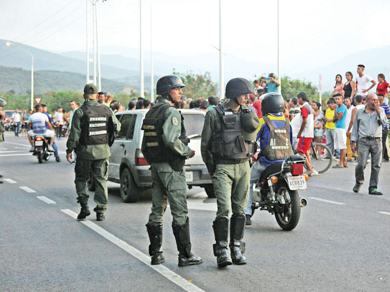 عناصر من الحرس الوطني الفنزويلي يمنعون دخول المساعدات الإنسانية من كولومبيا أمس الأول            (رويترز)