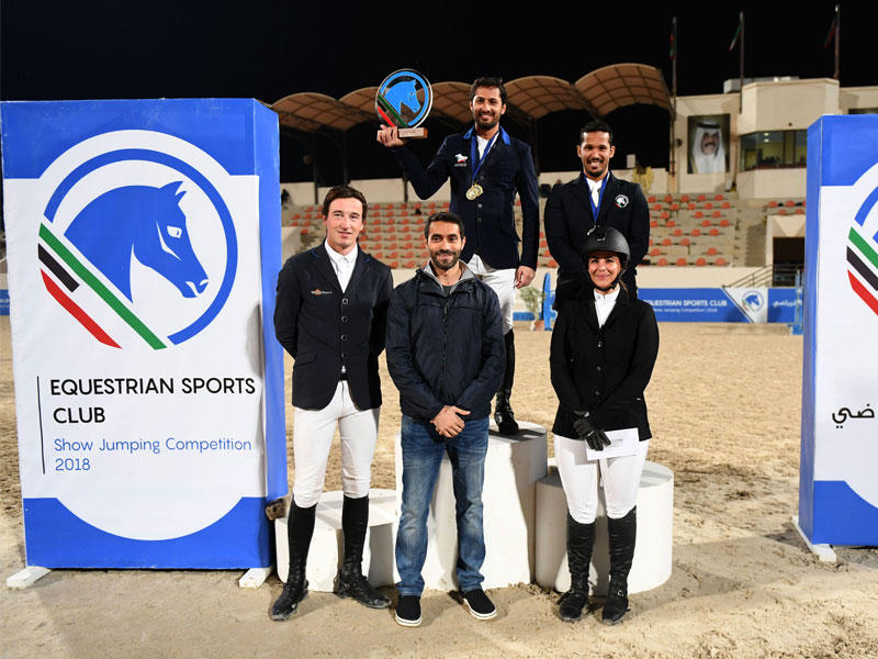 الخرافي حاملاً درع البطولة