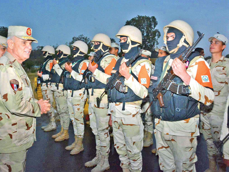 رئيس الأركان خلال جولة في السويس الخميس الماضي