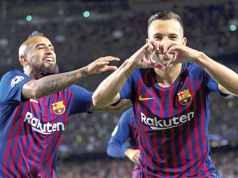 جوردي ألبا وفيدال لاعبا برشلونة