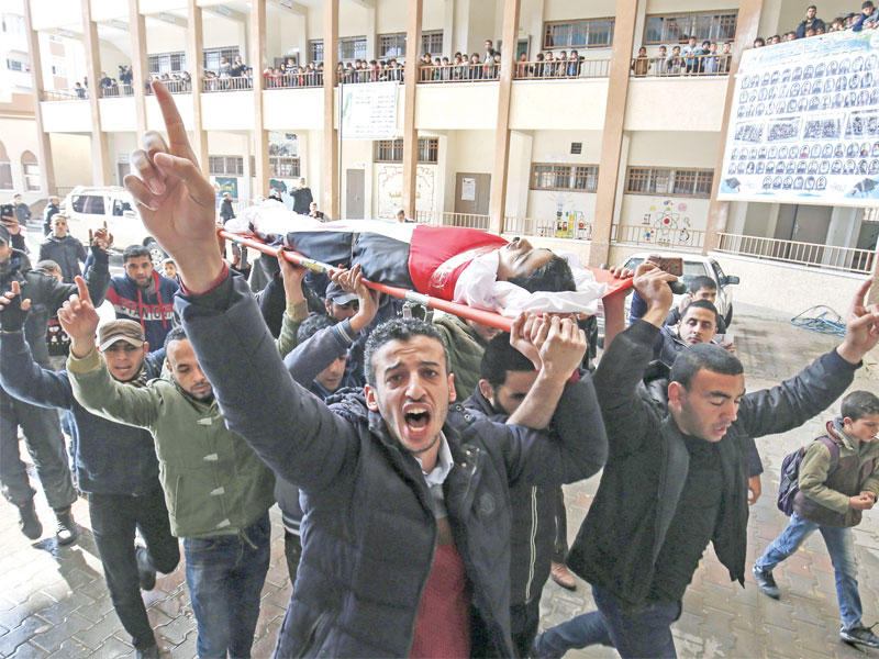 فلسطينيون يشيعون أمس جثمان فتى سقط برصاص إسرائيلي خلال تظاهرات «مسيرات العودة» بجنوب قطاع غزة أمس الأول ttt            (أ ف ب)