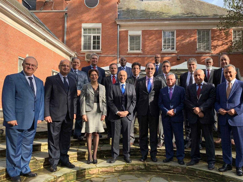  سفير الكويت لدى بلجيكا ولوكسمبورغ ورئيس بعثتيها لدى الاتحاد الاوروبي و(ناتو) جاسم البديوي مع مساعد الأمين العام ل(ناتو) للشؤون السياسية والسياسة الأمنية اليخاندرو الفارغونزاليس والسفراء العرب العاملين في بروكسل? 