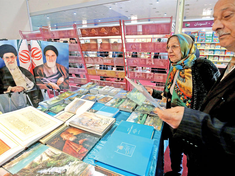 جناح لكتب إيرانية في معرض بغداد الدولي للكتاب المتواصل منذ أيام (أ ف ب)