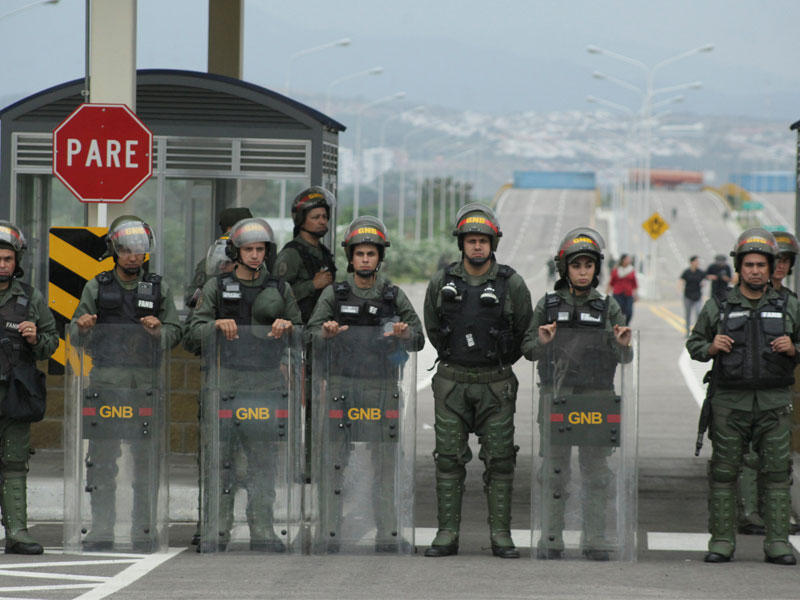 الحرس الوطني الفنزويلي يقف حراسة عند مدخل جسر تينديتاس عبر الحدود بين كولومبيا وفنزويلا