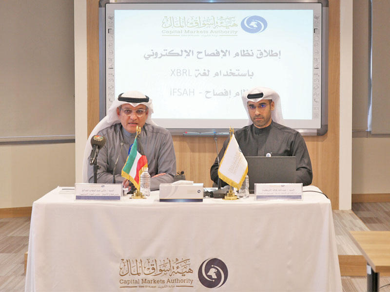 التركيت (يمين) والصالح خلال المؤتمر (تصوير عوض التعمري)