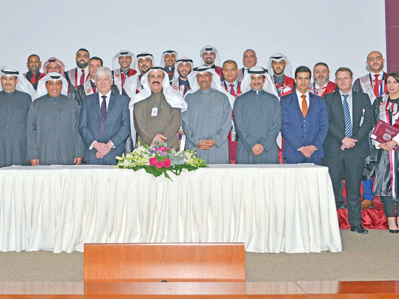 د. الرفاعي والحماد يتوسطان الخريجين