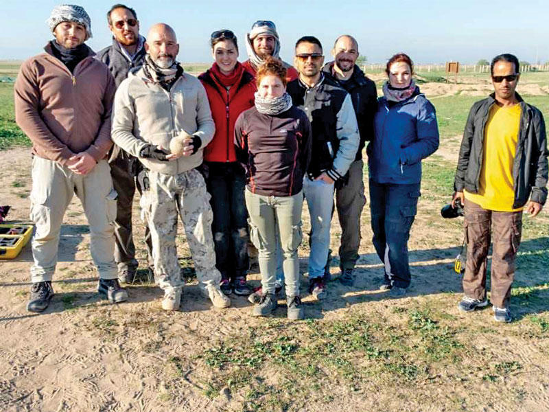 دي ميكالي والمطيري مع أعضاء البعثة الكويتية الايطالية 