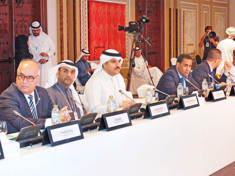 الحجرف أثناء انعقاد المنتدى الرابع للمالية العامة للدول العربية وإلى جانبه الهاشل (كونا)