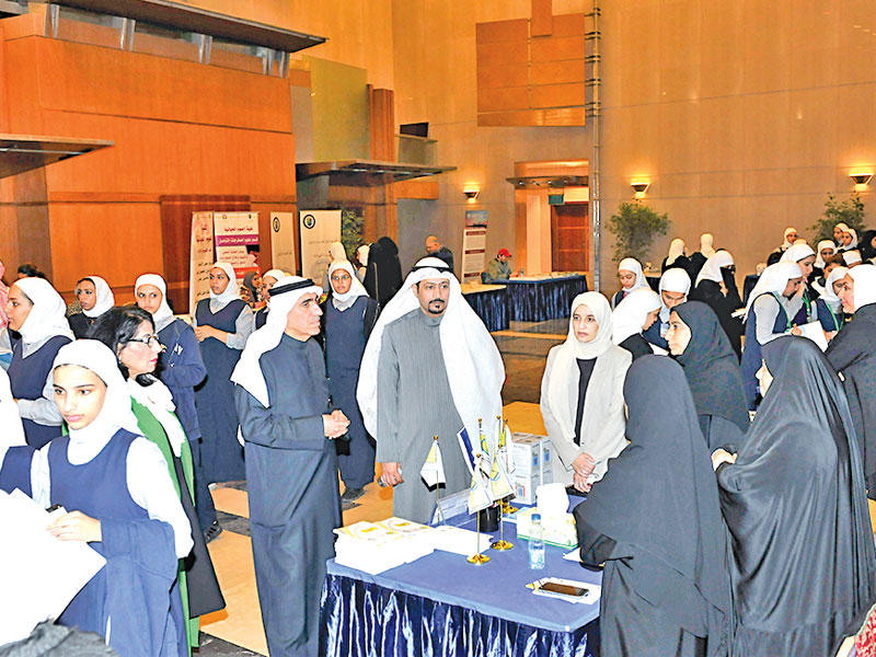 الأنصاري خلال جولته في المعرض