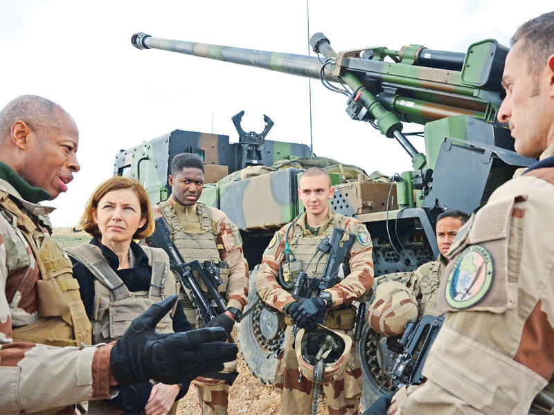 وزيرة الدفاع الفرنسية فلورانس بارلي خلال تفقدها جنوداً فرنسيين عاملين في العراق قرب القائم على الحدود العراقية - السورية أمس الأول (أ ف ب) 