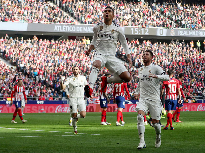 كاسيميرو نجم ريال مدريد يحتفل بهدفه في مرمى أتلتيكو