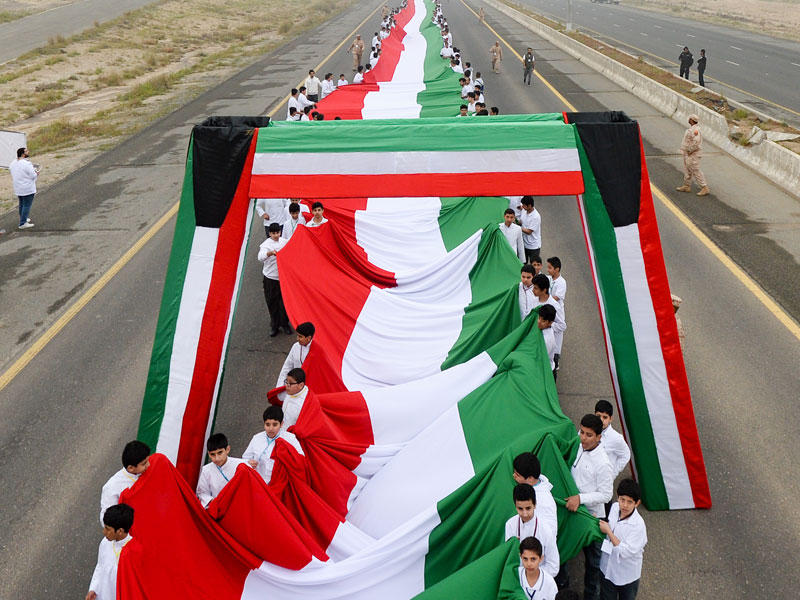 الطلبة يرفعون علم الكويت كأطول علم بالعالمt(تصوير نوفل إبراهيم)