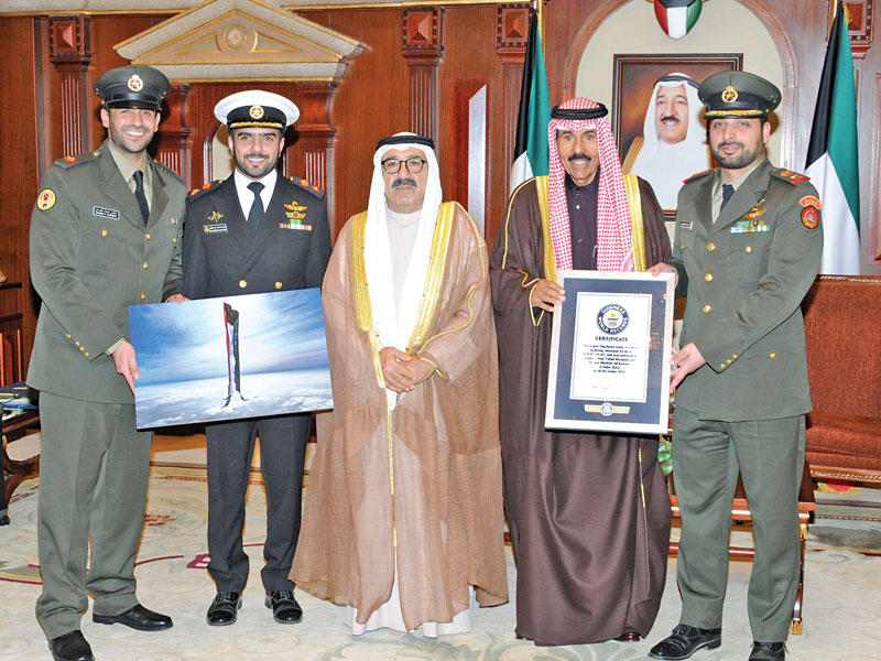 ولي العهد مستقبلاً النائب الأول والضباط أصحاب الإنجاز أمس