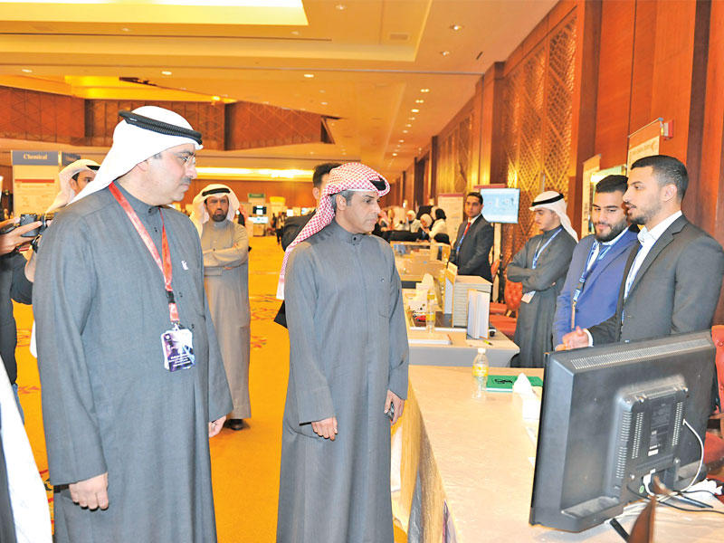 الفاضل خلال جولته في المعرض