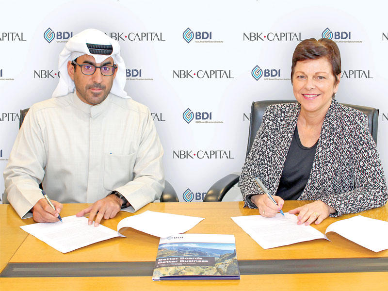 فيصل الحمد وجين فالز خلال توقيع الشراكة