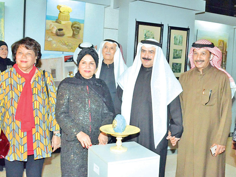 كامل العبدالجليل مع مجموعة من الفنانين 