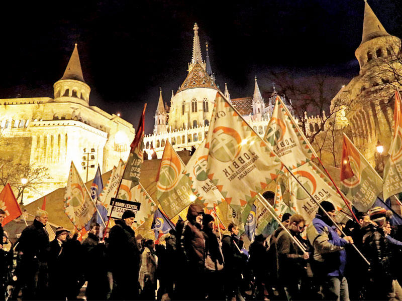 مجريون يتظاهرون بعد إلقاء أوربان خطابه في بودابست مساء أمس الأول (رويترز)