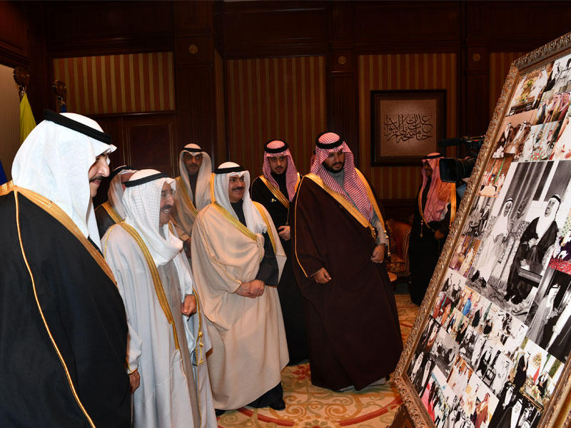 الأمير يطلع على صور من معرض «الفهد... روح القيادة» بحضور أعضاء الوفد السعوديn