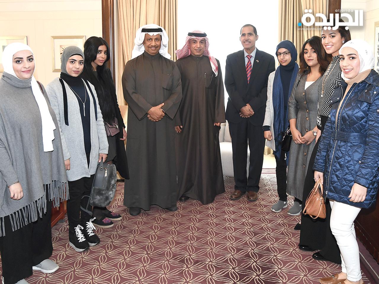 المبارك مستقبلا الطلبة الكويتيين في الاردن