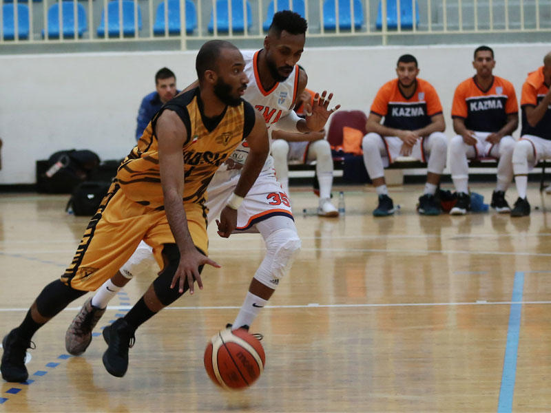 عبدالله توفيق ومشاري بودهوم في لقاء سابق بين القادسية وكاظمة 