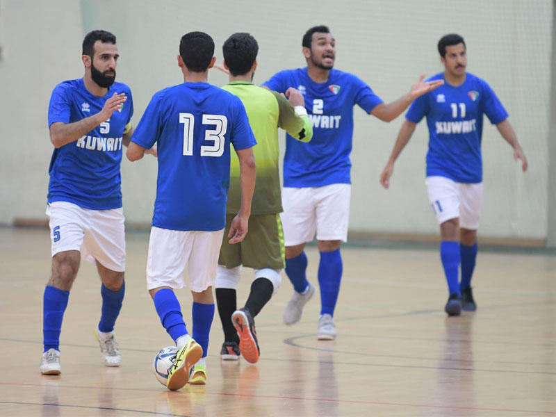 لاعبو ازرق الصالات